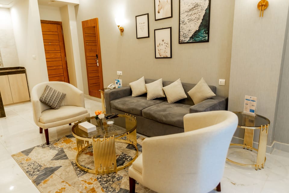 Junior Suite | Living area | 32-inch LCD TV with satellite channels, TV