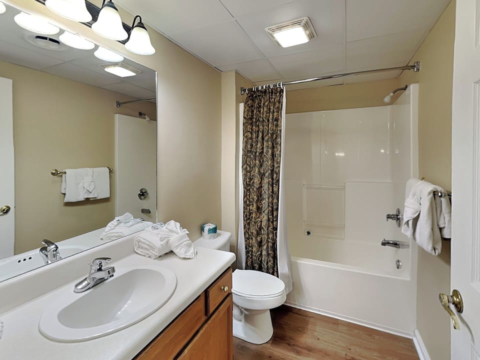 Second Full Bathroom w. Combination Tub/Shower