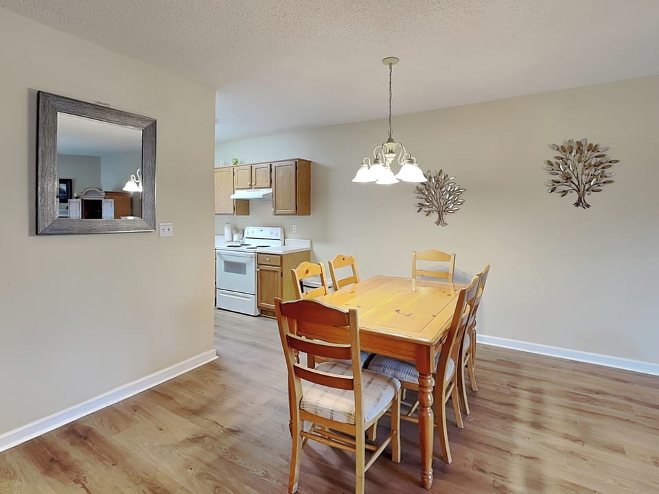 Dining Area w. Seating for 6