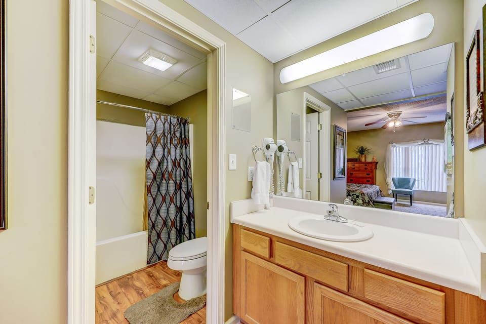 Pristine Bathroom - Fresh bath towels will be waiting for you when you arrive. If you want to shower as your first order of business, you can.
