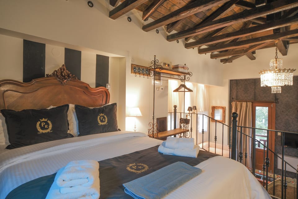 Executive Studio Suite | Hypo-allergenic bedding, individually decorated, individually furnished