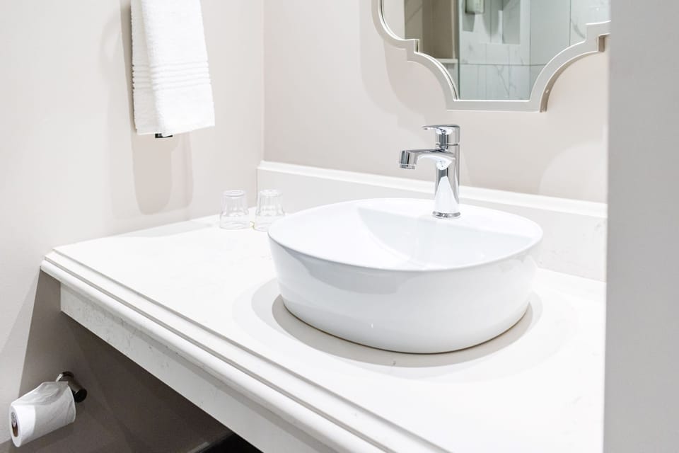 Executive Double Room | Bathroom | Free toiletries, hair dryer, towels, soap