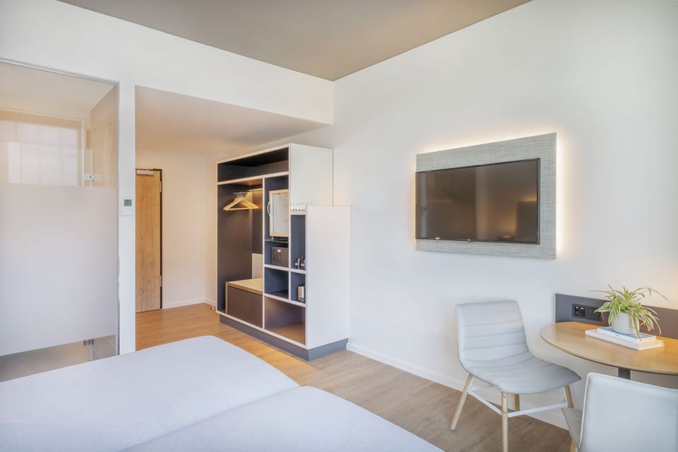 Innside, Room | Premium bedding, memory foam beds, minibar, in-room safe