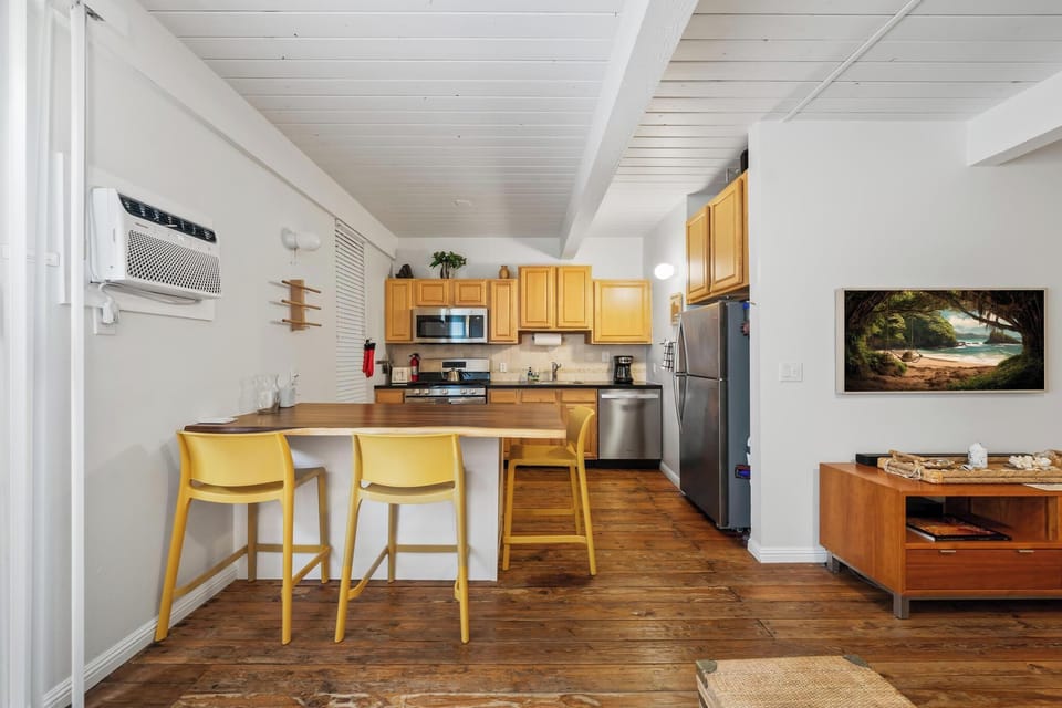 Kitchen bar seating area