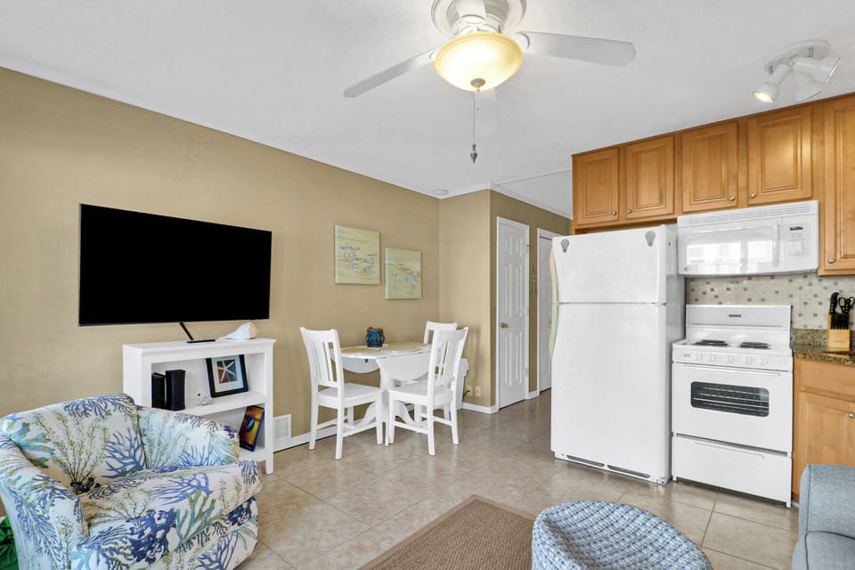 Great dining/living area - Cozy living room set up perfect for gathering together or hanging out after a day at the beach. Featuring a dining area great for enjoying a meal