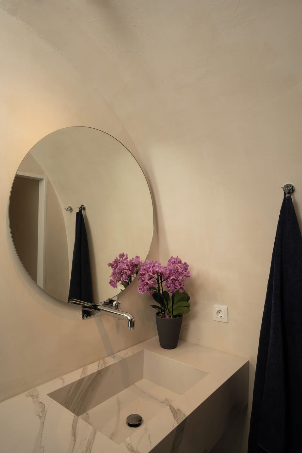 Honeymoon Suite with Outdoor Hot Tub | Bathroom | Shower, free toiletries, hair dryer, bathrobes