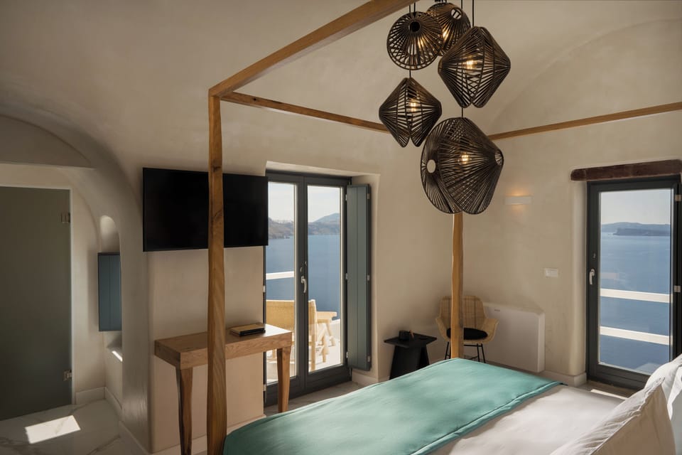 Honeymoon Suite with Outdoor Hot Tub | 1 bedroom, in-room safe, blackout drapes, soundproofing