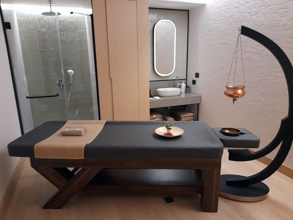 Indoor spa tub