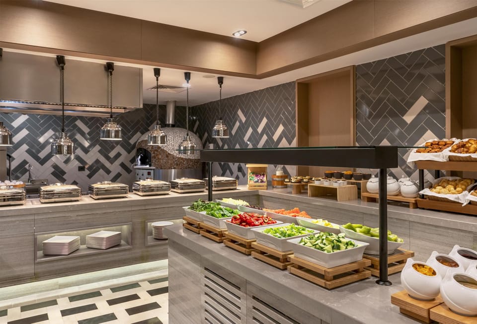 3 restaurants; breakfast and dinner served