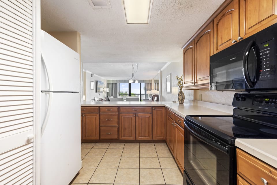 Superior Condo, 2 Bedrooms, Balcony, Ocean View | Private kitchen | Fridge, microwave, oven, stovetop