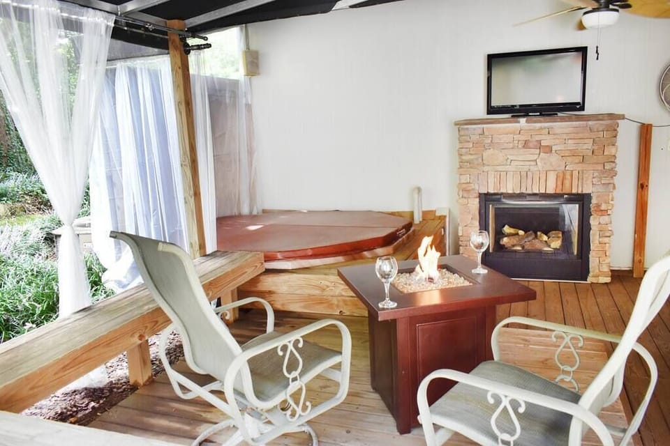 Covered Private Outdoor Retreat. Add Hot Tub for Additional Cost (Ask us)