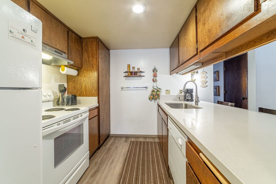 Full kitchen with large peninsula.