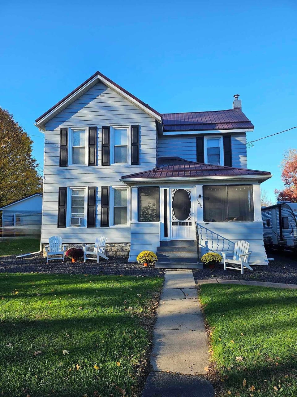The Chapland House, there are 5 steps to climb to enter house