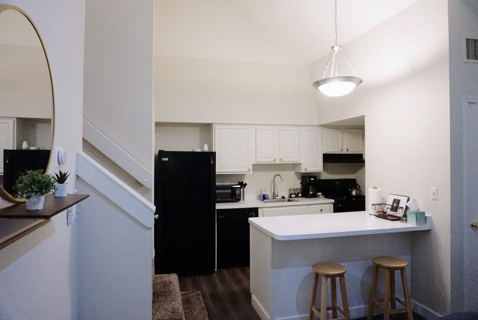 Kitchen w/ bar stools