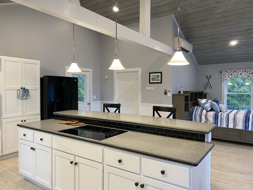 Glass cooktop-electric.  Pots and pans provided.