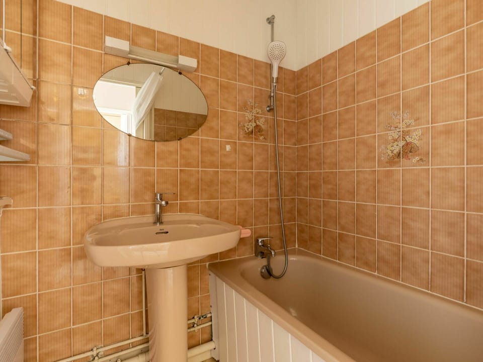 Brown, Mirror, Plumbing Fixture, Property, Tap, Bathtub, Sink, Bathroom, Bathroom Sink