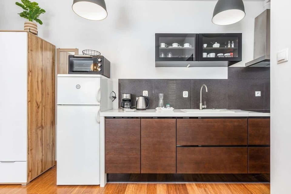 Functional kitchen with quality appliances such as microwave, fridge. The whole creates a coherent whole with the living room.