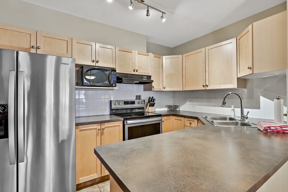 Well-stocked kitchen for all your cooking needs!