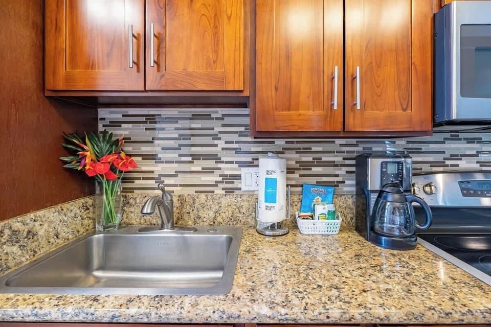 Fully equipped kitchen with coffee maker, rice cooker, kettle, blender and toaster 