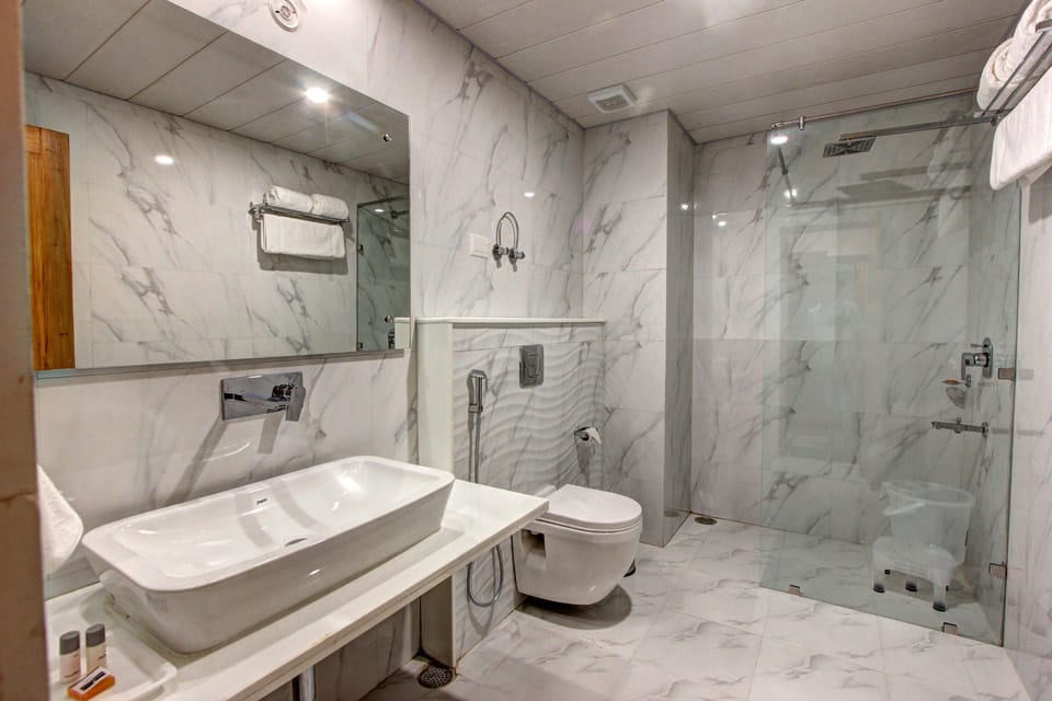 Shower, free toiletries, bathrobes, towels