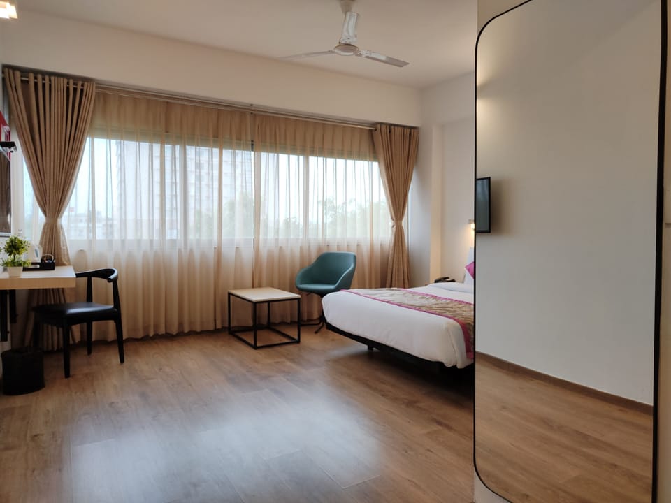 Deluxe Room | In-room safe, desk, iron/ironing board, free WiFi