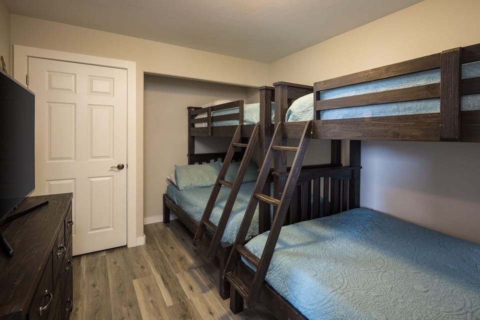bunk room with 4 beds