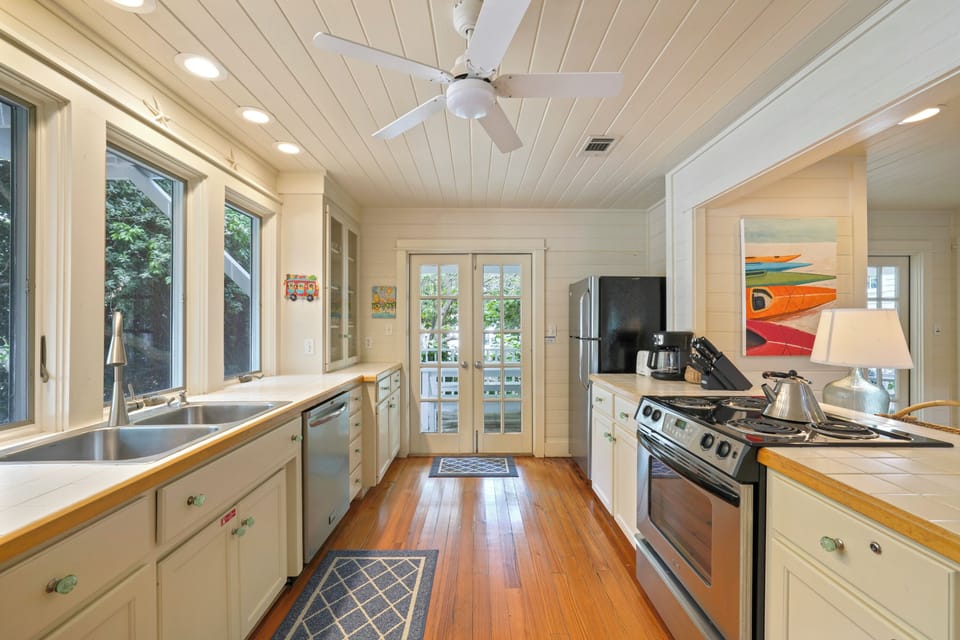 GENEROUS KITCHEN ALTERNATE VIEW