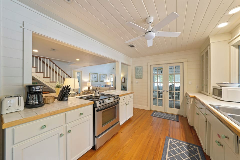 KITCHEN WITH ACCESS TO PORCH