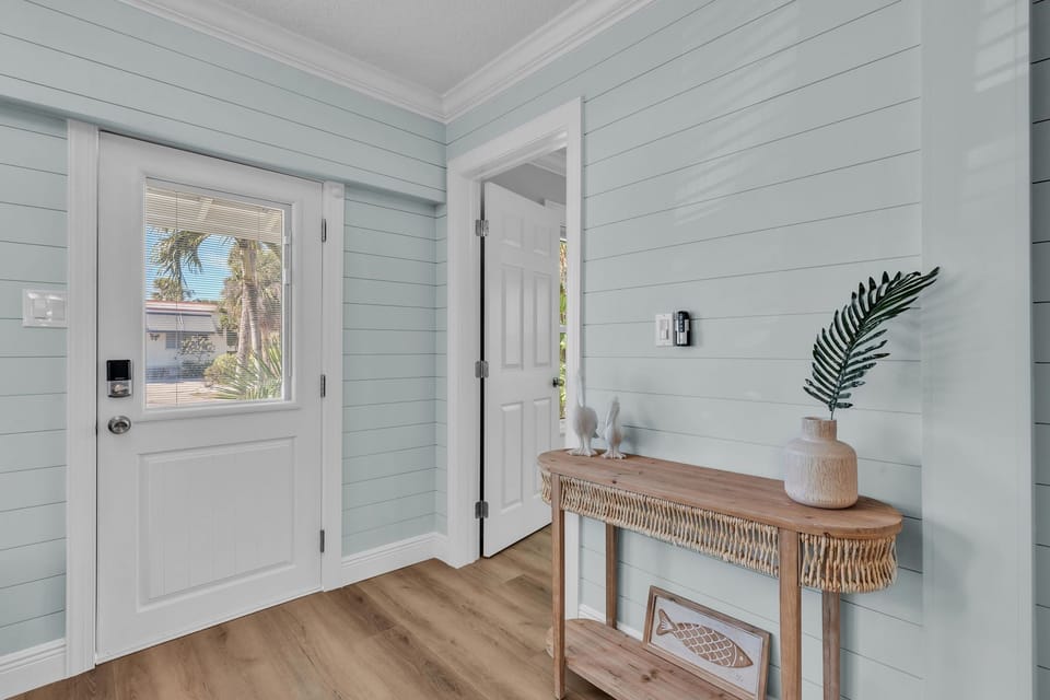 Main House - Entry and Door to Ma Bedroom 1