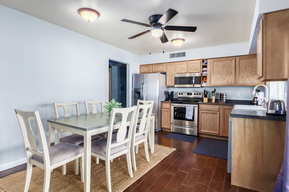 Fully equipped kitchen w/ ice maker, seating for six