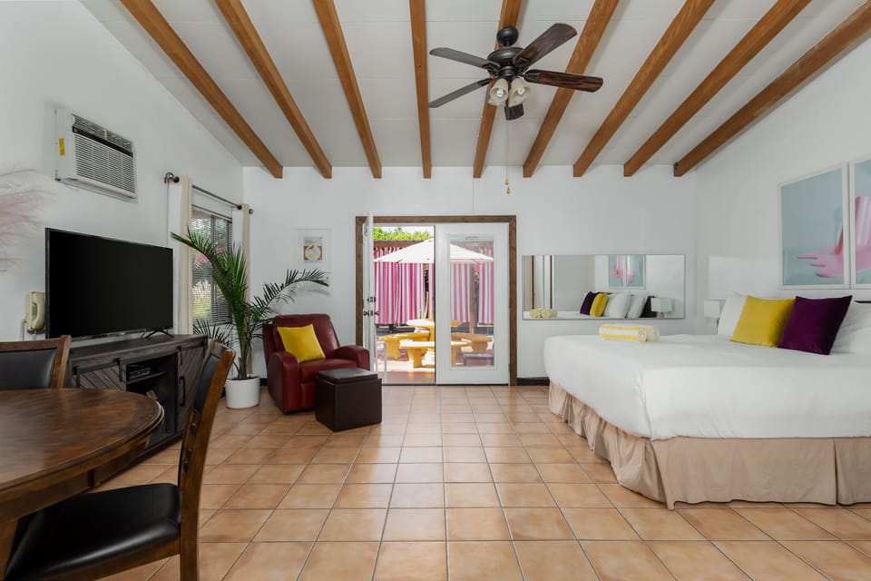 Deluxe Room, 1 King Bed | Premium bedding, in-room safe, blackout drapes, iron/ironing board