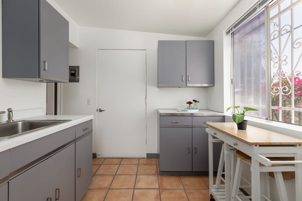 Superior Room, 1 King Bed | Private kitchen | Microwave, paper towels