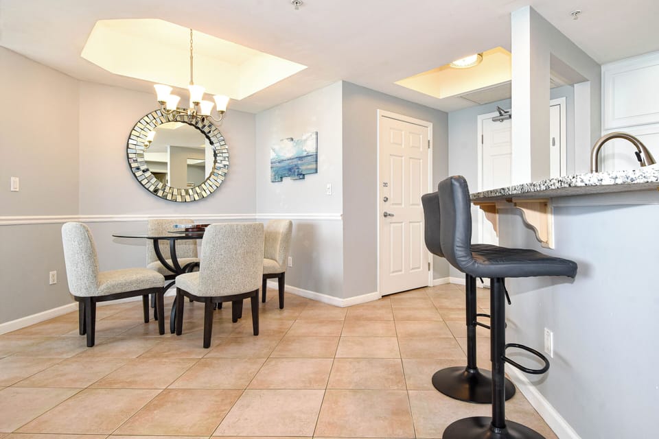 Silver Beach Towers East 802 - Breakfast Bar and Dining Area