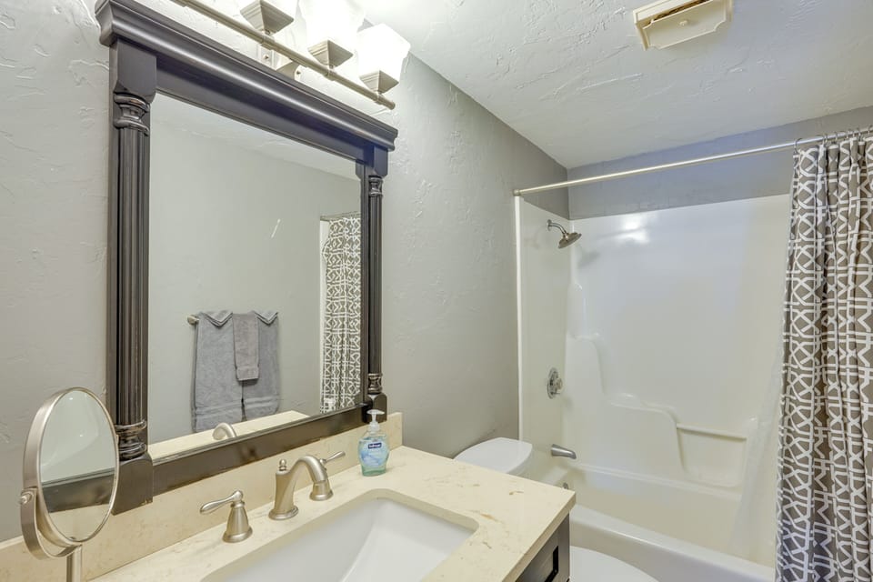Full Bathroom | Towels Provided