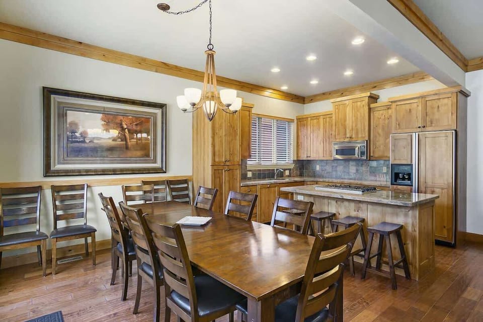 Another kitchen & dining table view.