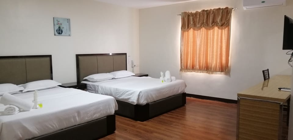 Family Room | Desk, free WiFi