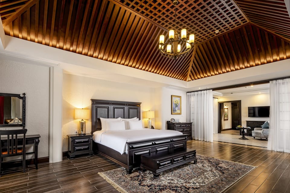 Grand Suite | Minibar, in-room safe, desk, laptop workspace