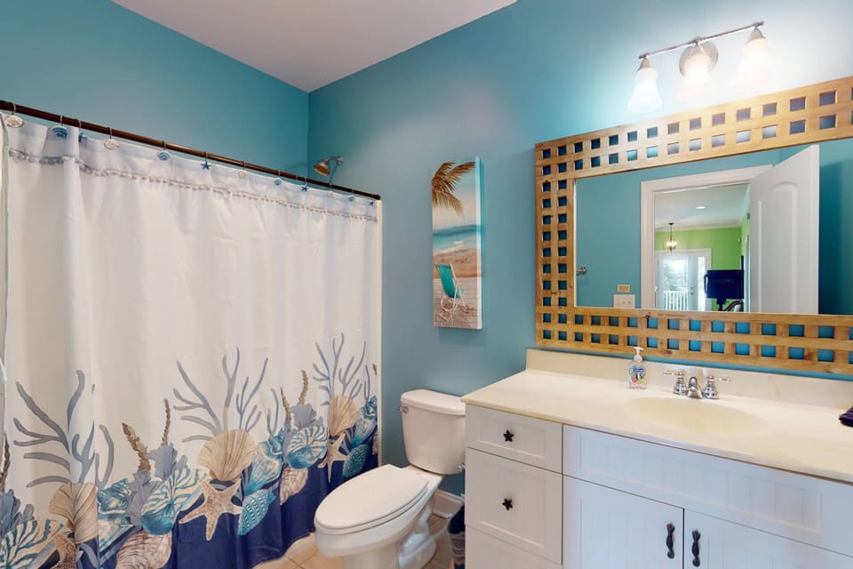 Hall full bathroom with tub/shower combo