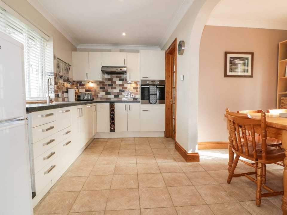 Cottage | Private kitchen | Fridge, dishwasher, electric kettle, cookware/dishes/utensils