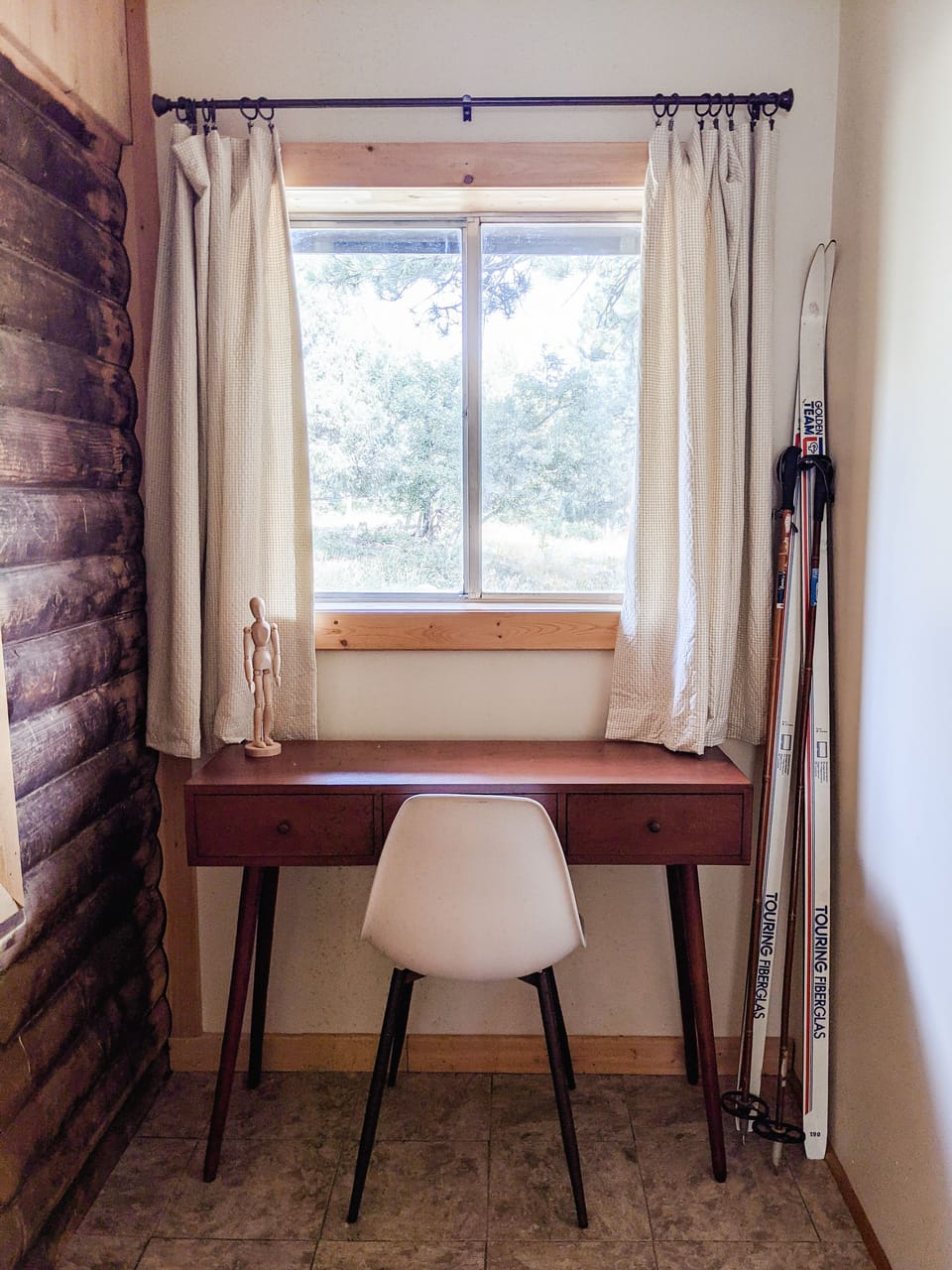Little nook with a desk, we have wifi and high speed internet so you can still be connected while you're here