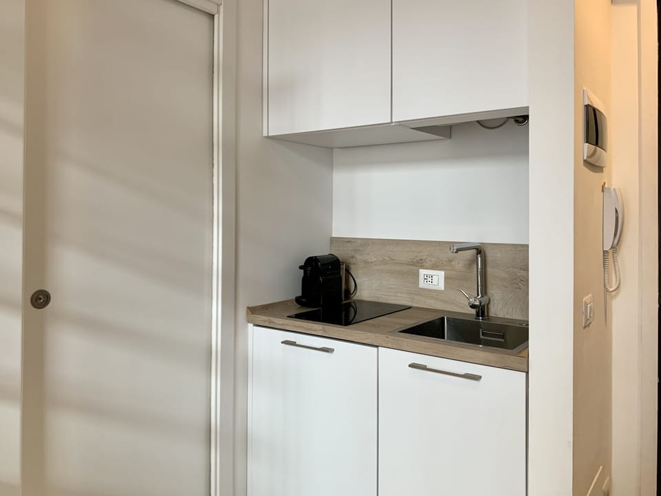 Basic Studio | Private kitchen | Fridge, espresso maker, cookware/dishes/utensils, freezer