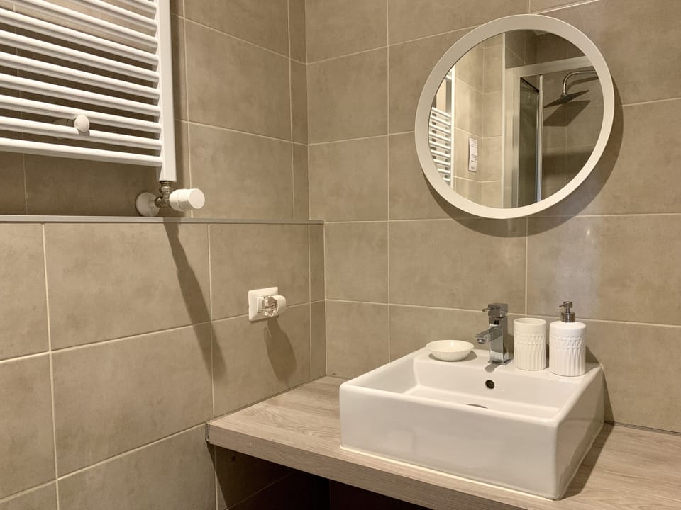Basic Studio | Bathroom | Hair dryer, bidet, towels
