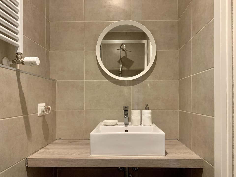 Basic Studio | Bathroom | Hair dryer, bidet, towels