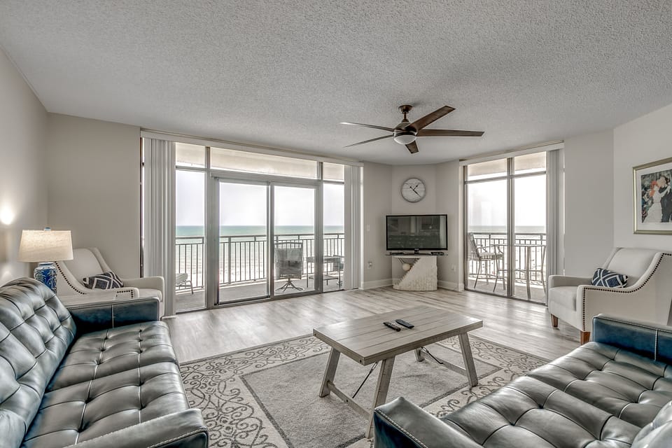 South Wind 907 large living room