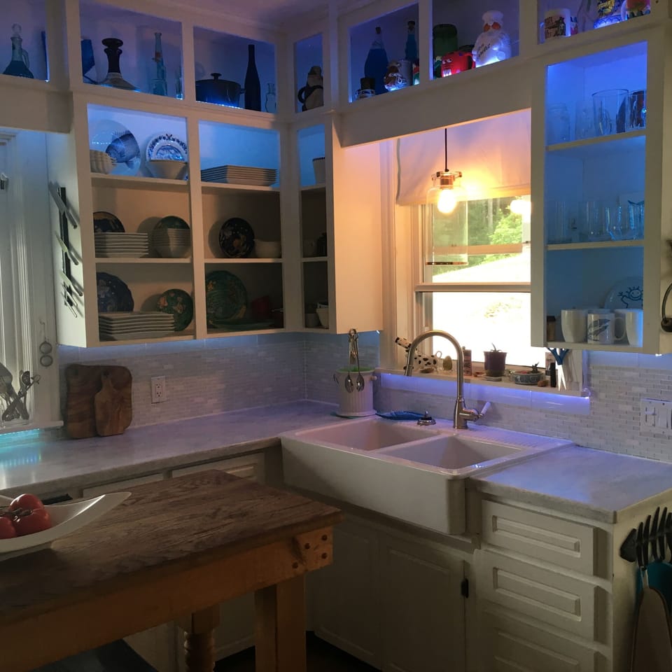 Fully equipped kitchen with farmhouse sink