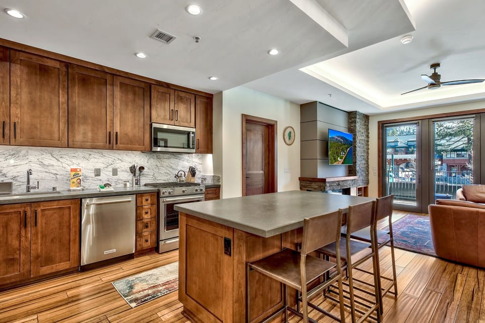 Condo, 3 Bedrooms | Private kitchen | Fridge, microwave, oven, dishwasher