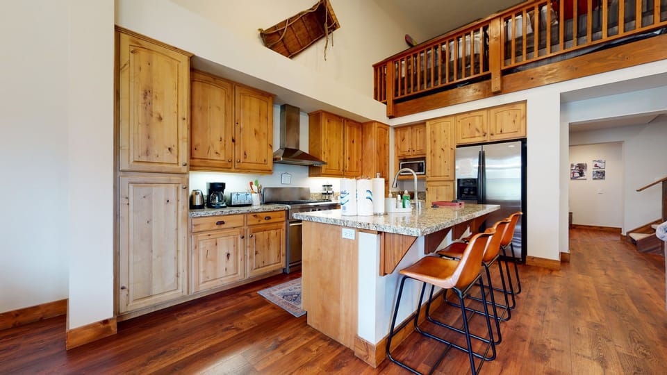 Condo, 3 Bedrooms | Private kitchen | Fridge, microwave, oven, stovetop