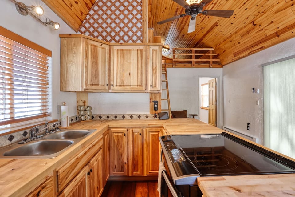 Here is another view of the fully furnished kitchen.