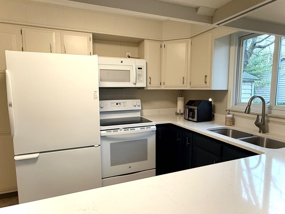 KITCHEN:  Modern full kitchen with all appliances, except for a dishwasher.