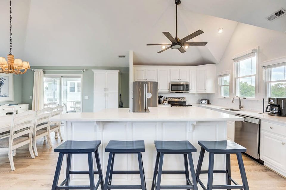 Top-Level Kitchen with Bar (seats 4)